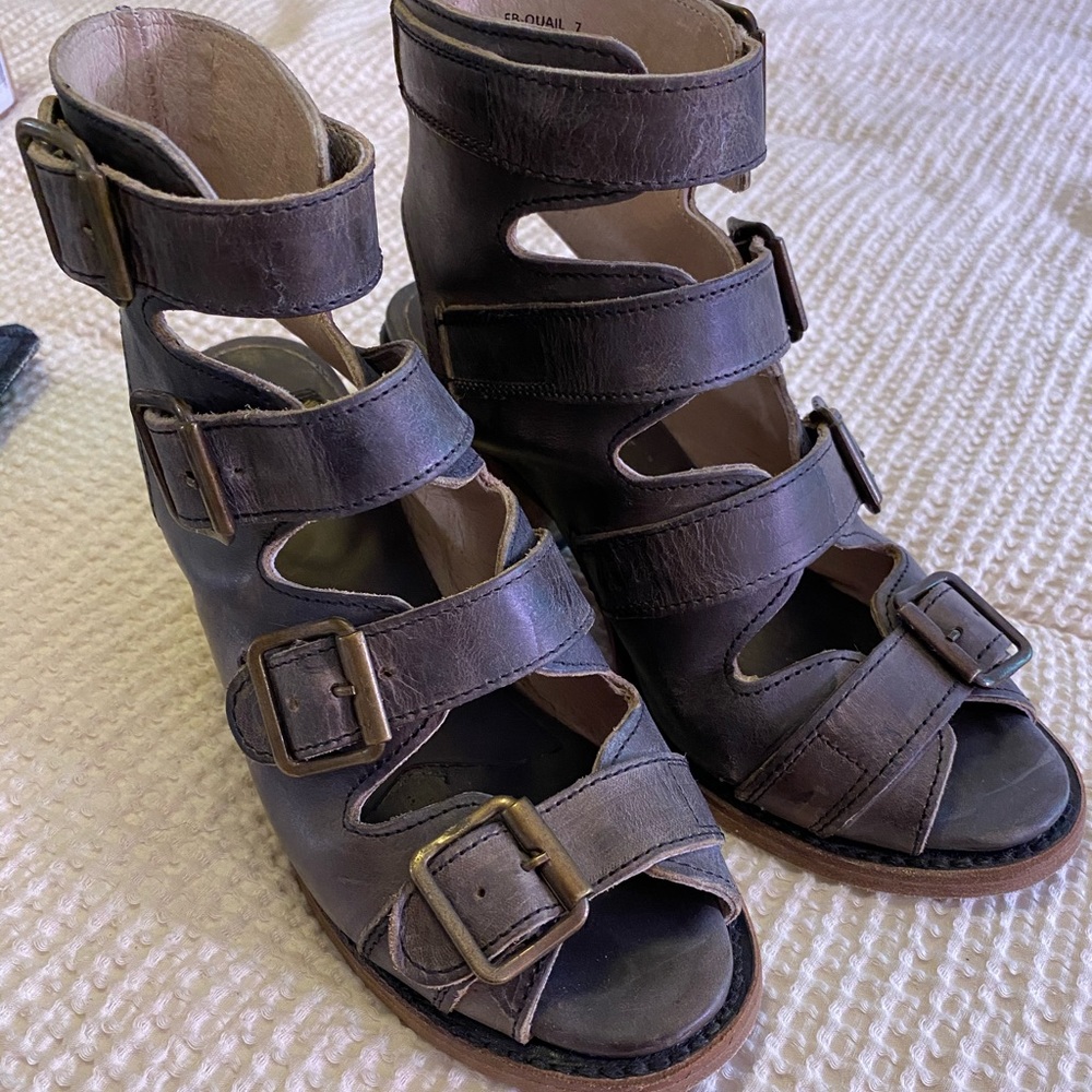 Free bird Quail buckle leather sandal